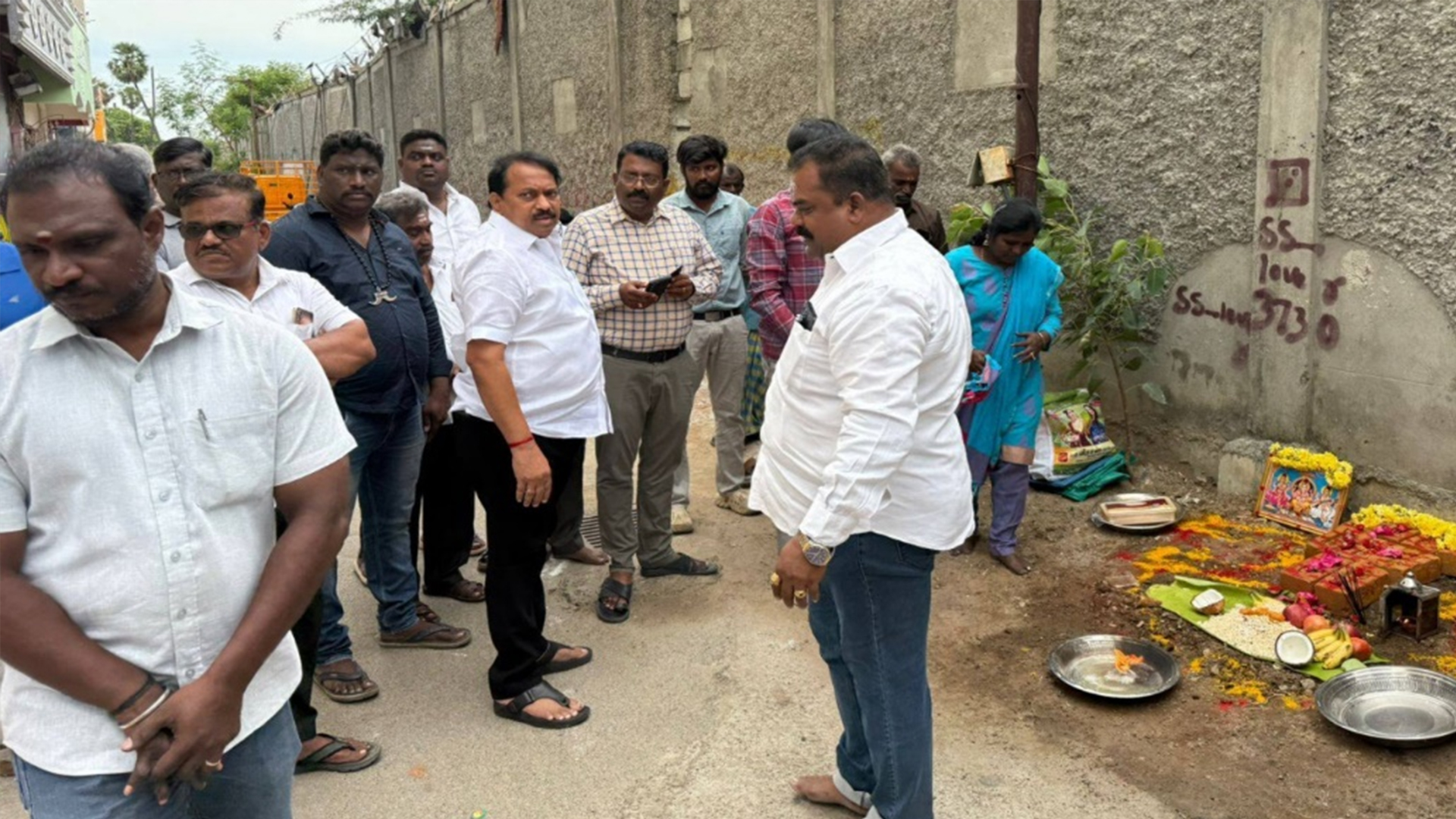 மழைநீர் தேங்கி நிற்பதை தடுக்க ஆழ்துளை கிணறு