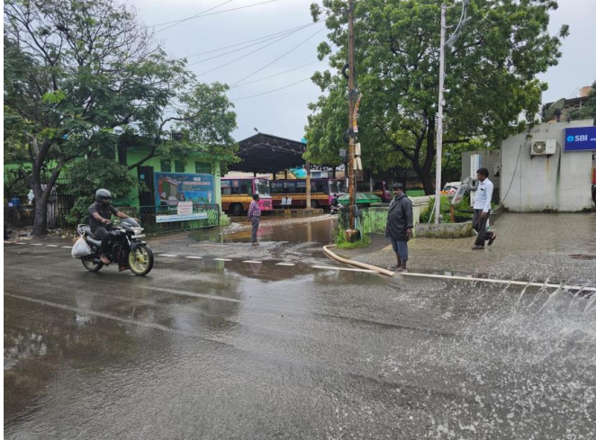 கண்ணதாசன் நகர் பேருந்து நிலையத்தில் தேங்கி நிற்கும் மழைநீர்