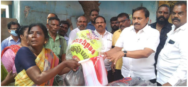 இந்திரா நகரில் ஏற்பட்ட தீ விபத்தில் 10-க்கும் மேற்பட்ட குடிசை வீடுகள்