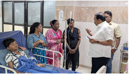 அவசர சிகிச்சை பிரிவில் சிகிச்சை பெற்று வரும் சிறுவனை பெரம்பூர் சட்டமன்ற உறுப்பினர் ஆர்.டி.சேகர்